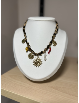 collier avec charmes en...